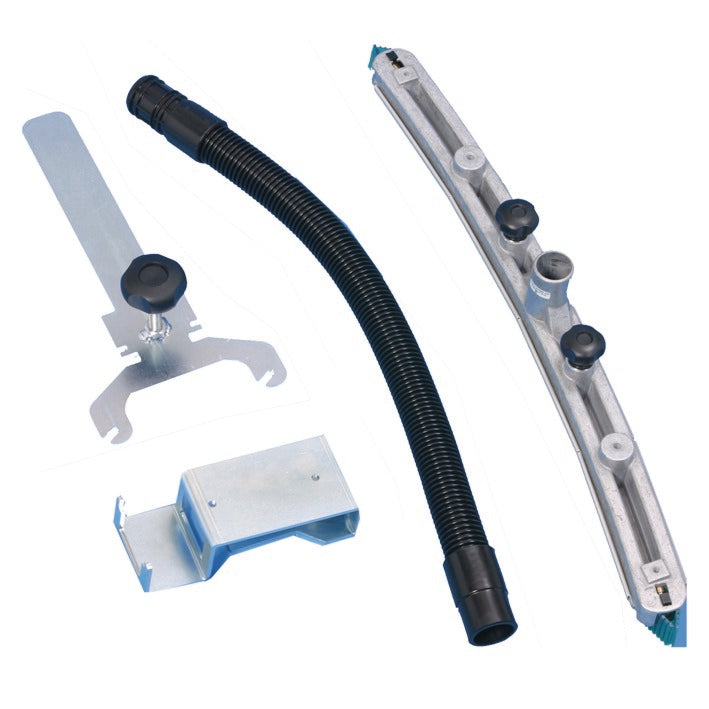 Quattro componenti per il Fixomat per TASKI vacumat 44T di Diversey Deutschland GmbH & Co. OHG, tra cui un tubo flessibile, un'asta curva con nodi, un supporto e un pezzo piatto, sono ordinatamente disposti su uno sfondo bianco.