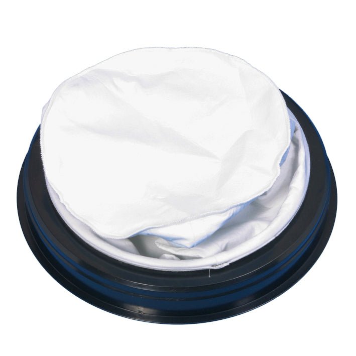 Nell'immagine è raffigurato il panno filtrante Diversey con anello per vacumat 44T (1 pezzo): un filtro in tessuto bianco con bordo in plastica nera, progettato per l'aspirazione a secco con TASKI vacumat 44T.