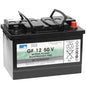 Il blocco di trazione a batteria della Diversey Deutschland GmbH & Co. OHG è una batteria a gel rettangolare, nero-grigia da 12V/50Ah esente da manutenzione con maniglie per il trasporto, etichette del prodotto, dati tecnici, simboli di sicurezza e informazioni sul riciclaggio sul lato.