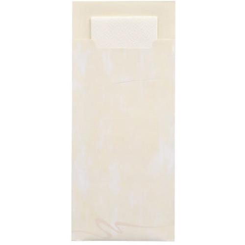 Eine cremefarbene PAPSTAR GmbH 520 Bestecktasche (20x8,5cm, 2-lagig) mit rechteckiger Klappe ist teilweise geöffnet und gibt den Blick auf eine passende Serviette im Inneren frei; die glatte Oberfläche weist dezente Farbvariationen auf.