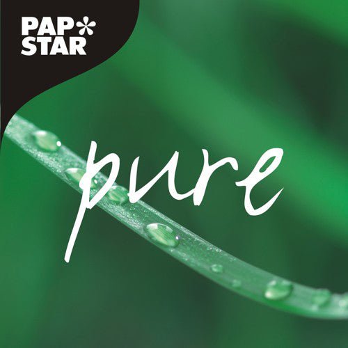 Un filo d'erba verde con gocce d'acqua appare a fuoco. In caratteri bianchi si legge "pure", mentre il logo PAPSTAR su sfondo nero presenta il piatto di foglia di palma "pure" a forma di cuore sostenibile di PAPSTAR GmbH (15,5x3 cm, 25 pezzi).