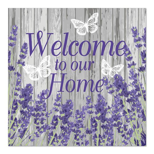 Cartello con testo viola "Welcome to our Home" su sfondo in legno grigio, decorato con fiori color lavanda e tre farfalle bianche, ispirato a PAPSTAR 20 tovaglioli, 33x33cm, 3 strati di PAPSTAR GmbH.