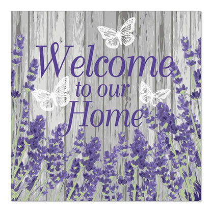 Cartello con testo viola "Welcome to our Home" su sfondo in legno grigio, decorato con fiori color lavanda e tre farfalle bianche, ispirato a PAPSTAR 20 tovaglioli, 33x33cm, 3 strati di PAPSTAR GmbH.