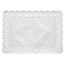 Le 100 tovagliette angolari bianche della PAPSTAR GmbH sono realizzate con tovagliette rettangolari bianche simili a pizzi, con un bordo ondulato elaborato e un centro semplice, raffigurate su uno sfondo bianco.