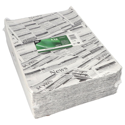 Un grande mucchio di PAPSTAR 5 fogli di carta da imballaggio, 3cm x 2cm "Newsprint" della PAPSTAR GmbH, realizzati con materiale di alta qualità e avvolti in pellicola con un'etichetta verde-bianca (5 kg), ideale per l'imballaggio, con articoli di giornale simulati e annunci di lavoro.