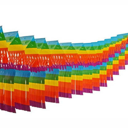 PAPSTAR GmbH ghirlanda di carta "Frange" a grande spazio, ignifuga (10 m x 15 cm) appesa in file diagonali sovrapposte con strisce arcobaleno, che creano un'immagine festosa e vivace davanti a uno sfondo bianco.