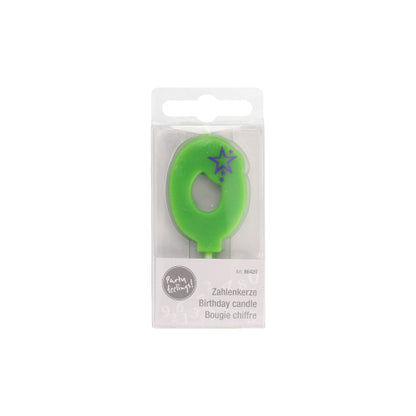 La mini candela numerica verde della PAPSTAR GmbH con diametro di 6,8 cm e il numero zero ha un design a stella viola ed è consegnata in una scatola trasparente con l'iscrizione multilingue "Candela di compleanno" – ideale per la tua decorazione di compleanno.