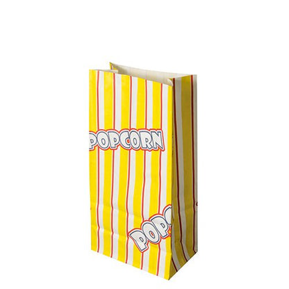 Un alto sacchetto di popcorn rettangolare della PAPSTAR GmbH della serie "Popcorn" sostituto della pergamena resistente al grasso con strisce giallo-bianche e la scritta "POPCORN" in grassetto è vuoto e in piedi su uno sfondo bianco.
