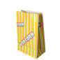 Un sacchetto di popcorn giallo della PAPSTAR GmbH dalla confezione da 100 sostituti della pergamena "Popcorn" resistente al grasso presenta strisce verticali rosse e bianche, su cui "POPCORN" è scritto in lettere bianche in grassetto con contorno rosso e si trova in piedi su uno sfondo bianco.