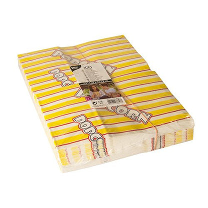 Un pacchetto sigillato con 100 sacchetti di popcorn della PAPSTAR GmbH in sostituto della pergamena resistente al grasso con strisce giallo-rosse è parzialmente avvolto in pellicola trasparente e dotato di un'etichetta con i dettagli del prodotto.