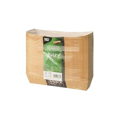 Una confezione di PAPSTAR 50 vassoi snack, cartone "pure" "Good Food" della PAPSTAR GmbH è mostrata in plastica trasparente con etichetta verde e bianca. Questi vassoi rettangolari marroni sono ecologici, realizzati con materiale sostenibile per servire snack.