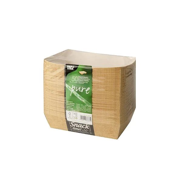 Una confezione da 50 vassoi snack rettangolari marroni "pure" Good Food della PAPSTAR GmbH, in cartone, con etichetta verde e bianca, ordinatamente impilati e confezionati in pellicola trasparente.