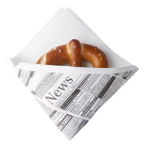 Un morbido pretzel con sale visibile è avvolto in un tovagliolo da snack Starpak 50, simile al tessuto, Airlaid 1/4 piega 32,5 cm x 30,5 cm bianco "Newsprint", fotografato su uno sfondo bianco semplice.