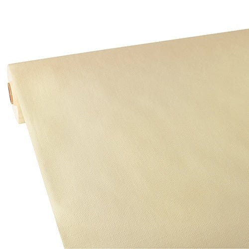 Un rotolo di tovaglia Starpak, simile al tessuto, tessuto non tessuto "soft selection plus" in beige chiaro viene parzialmente srotolato su una superficie piana e mostra la sua superficie liscia e leggermente strutturata.