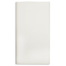 Un tovagliolo bianco liscio e semplice con bordi puliti si trova su uno sfondo bianco e riprende la semplicità della tovaglia piegata 120x180 cm bianca di PAPSTAR GmbH - ideale per occasioni festive.