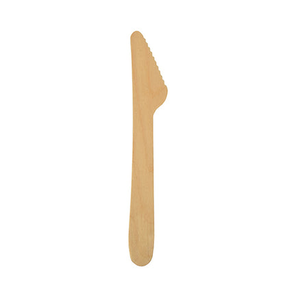 Un coltello di legno "pure" 16,5 cm con manico piatto e lama ondulata su un lato su sfondo bianco - posate monouso ecologiche di PAPSTAR GmbH, stabile e ideale per la gastronomia sostenibile (cartone con 500 pezzi).