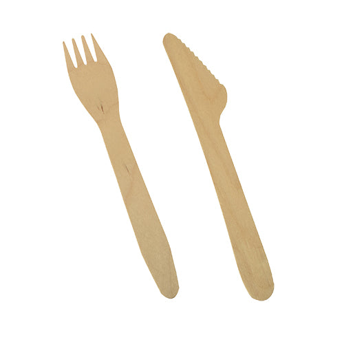 Un PAPSTAR set di posate in legno "pure" 16,5 cm coltello e forchetta di PAPSTAR GmbH giace uno accanto all'altro su uno sfondo bianco. Le posate in legno ecologiche convincono per il loro design semplice e liscio.