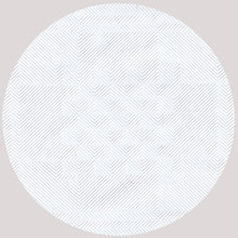 Un motivo circolare composto da sottili linee diagonali grigie forma rombi geometrici e crea un effetto ottico sulla tovaglia di carta con goffratura damascata, bianca (50 m x 0,8 m) - ideale per la decorazione della tavola elegante della PAPSTAR GmbH.