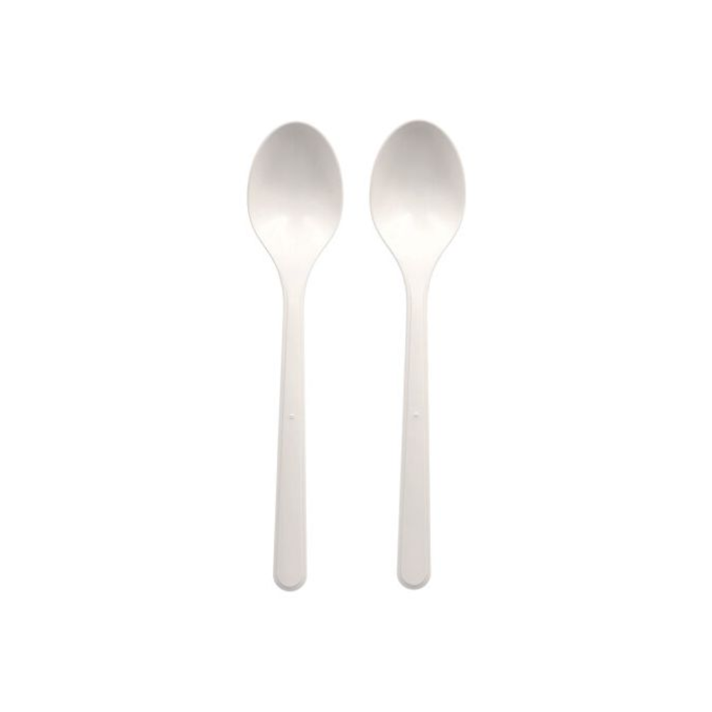 Due cucchiai di plastica bianca, parte della collezione Circulware by Haval Spoon, sono realizzati in polipropilene riciclabile e sono presentati uno accanto all'altro su uno sfondo bianco semplice.