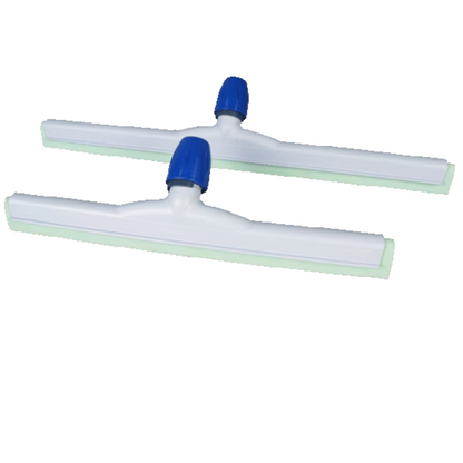 Due Vileda Professional Hygiene Wasserschieber - 45 cm di Vileda GmbH, in design bianco-verde con manici blu, sono ordinatamente posizionati uno accanto all'altro. Questi strumenti conformi HACCP, dotati di inserti codificati per colore, sono realizzati professionalmente per scopi di pulizia, per garantire eccellenti pratiche igieniche.