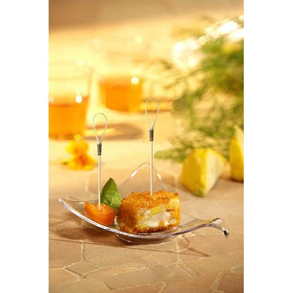 Primo piano di un piatto di antipasti con due snack monoporzione su PAPSTAR 100 Fingerfood - Picker di PAPSTAR GmbH, realizzati in bambù e guarniti con frutta, su una superficie beige con bevande ed erbe aromatiche sullo sfondo.