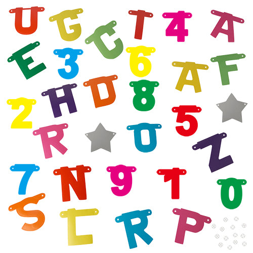 Bunte Kunststoffzahlen, Buchstaben und zwei graue Sterne aus dem PAPSTAR GmbH Auslaufartikel individualisierbare Grußkette Set sind auf weißem Hintergrund verstreut, mit kleinen Steckern für personalisierbare Grüße zu jedem Anlass.