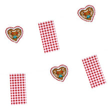 La PAPSTAR ghirlanda di bandiere di carta "Hüttengaudi" (4 m) della PAPSTAR GmbH è una decorazione festiva per feste con bandiere a quadretti rosso-bianco e motivi di pan di zenzero a forma di cuore decorati con glassa bianca e blu. Lo sfondo è bianco uniforme.