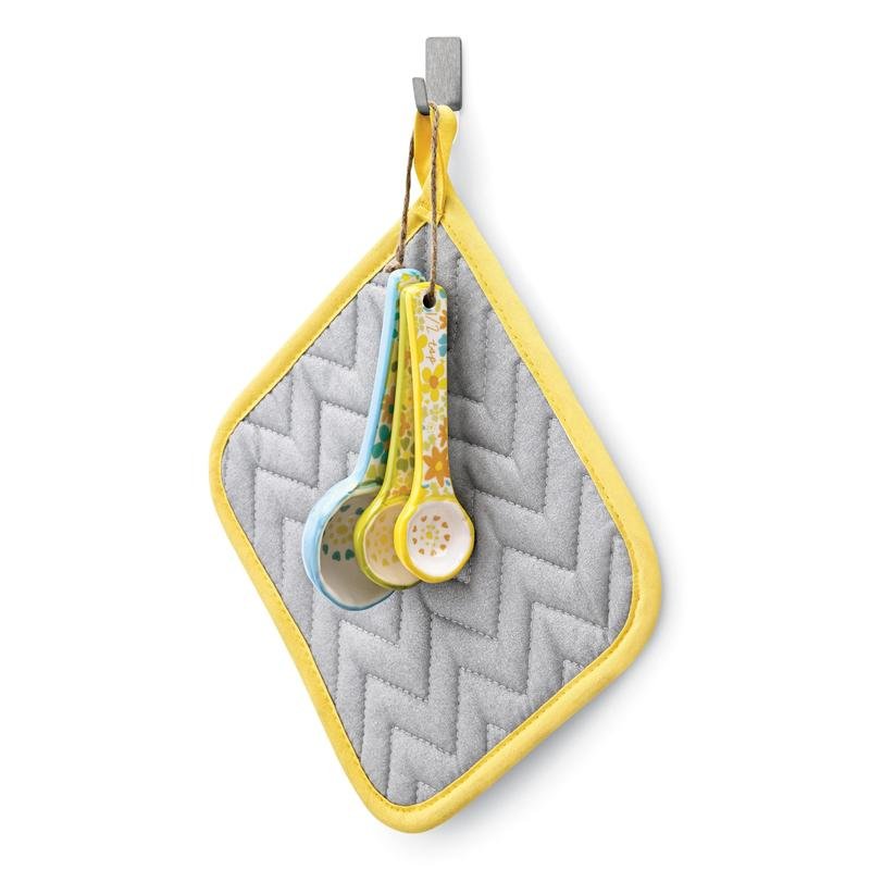 Cucchiai dosatori colorati e una presina grigia con bordo giallo sono appesi ordinatamente a un sistema di organizzazione murale con ganci in metallo in acciaio inossidabile Command™ taglia S (17031SS-4ES) di 3M Deutschland GmbH, facile e veloce da fissare.