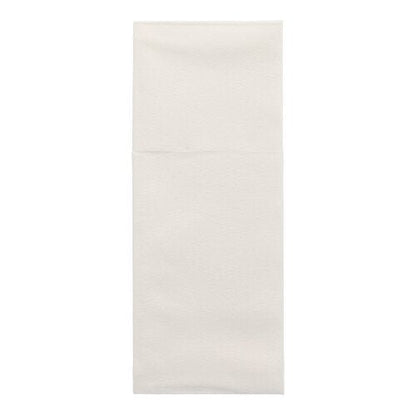 Le tasche per posate Starpak 100, Airlaid 40 cm x 48 cm con piega per posate, sono pulite e piegate e vengono presentate su uno sfondo bianco semplice - ideali per una decorazione da tavola elegante.