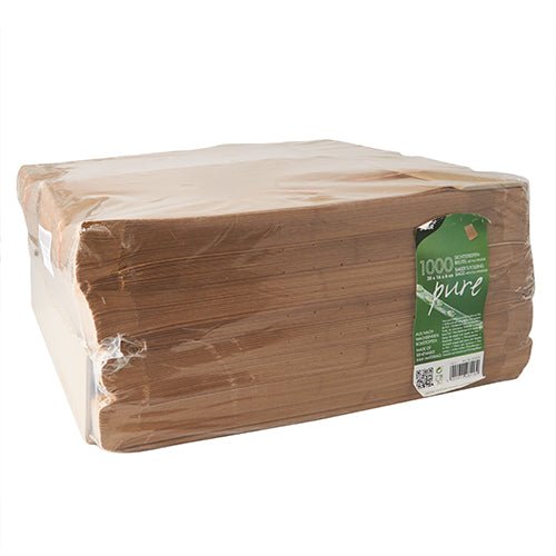 Un mucchio di PAPSTAR sacchetti trasparenti 1000 con finestra in PLA "pure", marroni della PAPSTAR GmbH, confezionati in un imballaggio ecologico con un'etichetta verde-bianca con informazioni sul prodotto, codice a barre e una finestra in PLA per una facile visualizzazione.