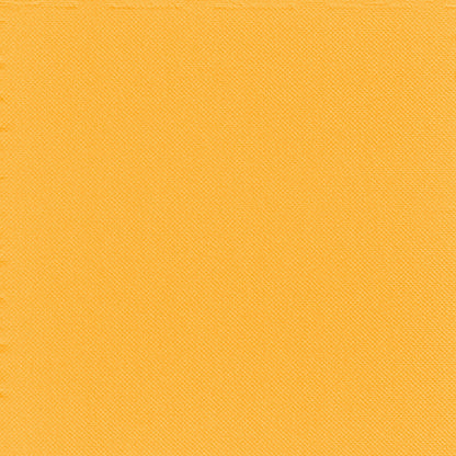 Un primo piano di un tessuto a struttura giallo-arancio a tinta unita con una discreta trama diagonale, ideale per la decorazione della tavola o in combinazione con 30 tovaglioli a 2 strati "PUNTO" 1/4 piega 38 x 38 cm della PAPSTAR GmbH per decorazioni della tavola appariscenti.