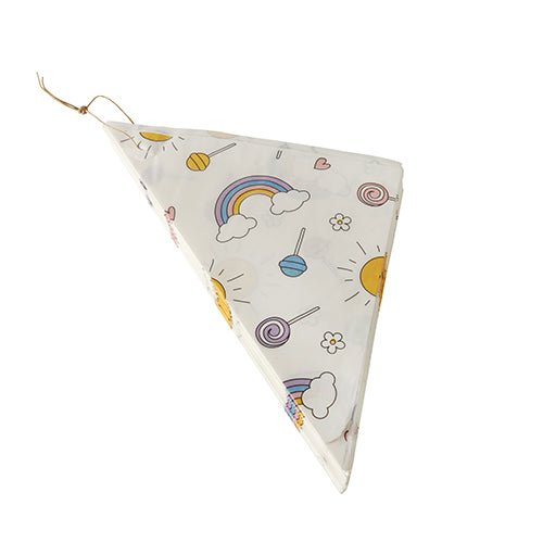 Un triangolare PAPSTAR 1000 coni di carta (sostituto della pergamena, resistenti al grasso) della PAPSTAR GmbH, decorata con arcobaleni, nuvole, soli, pianeti e cuori, con un cordoncino attaccato a un angolo.
