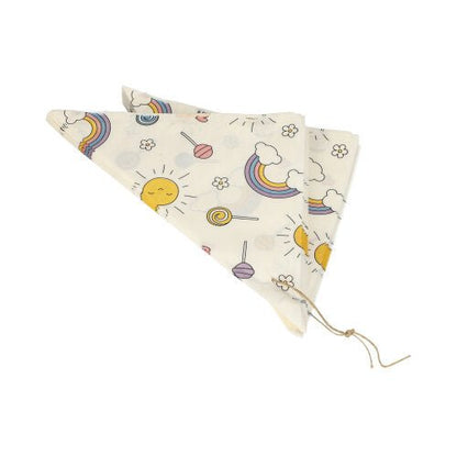 Un foulard triangolare piegato con cordoncino, con motivi giocosi raffiguranti soli, arcobaleni, nuvole, lecca-lecca e fiori su sfondo bianco, ispirato a PAPSTAR 1000 coni di carta pergamena, resistenti al grasso, di PAPSTAR S.r.l.