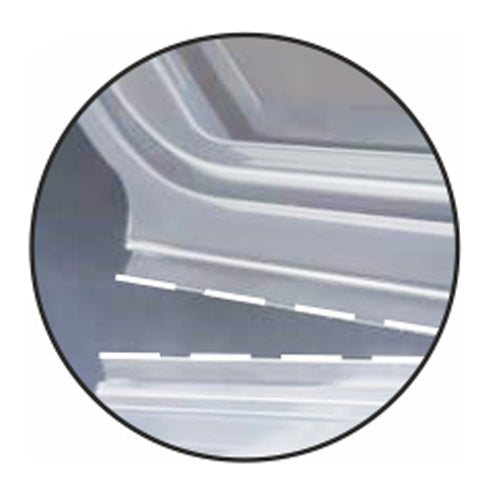 Nahaufnahme einer Metallkante mit Fehlausrichtung der Platte, hervorgehoben durch eine gestrichelte Linie – ähnlich den Passformproblemen, die bei Starpak 50 Verpackungsbechern mit Klappdeckeln, PP transparent 8-eckig von Starpak beobachtet wurden.