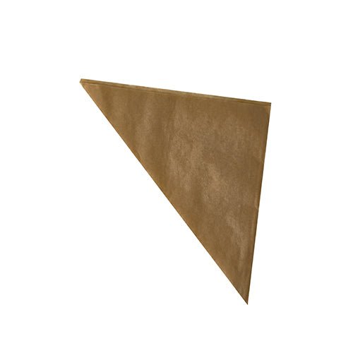 Una singola PAPSTAR 1000 sacchetti a punta in carta pergamena, sacchetti alternativi resistenti al grasso di PAPSTAR La GmbH, spesso utilizzata come confezione per le patatine fritte, è piegata in diagonale rispetto al triangolo e raffigurata su sfondo bianco.