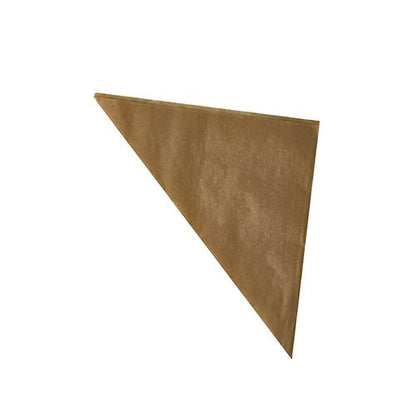 Una singola PAPSTAR 1000 sacchetti a punta in carta pergamena, sacchetti alternativi resistenti al grasso di PAPSTAR La GmbH, spesso utilizzata come confezione per le patatine fritte, è piegata in diagonale rispetto al triangolo e raffigurata su sfondo bianco.