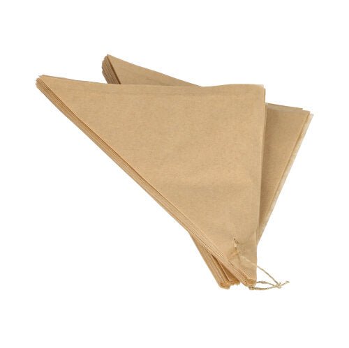 Una pila PAPSTAR 1000 sacchetti a punta in carta resistente al grasso, sostitutivi della carta pergamena, della PAPSTAR Il simbolo della GmbH, di colore marrone e di forma triangolare con un cordoncino fissato a un angolo, è raffigurato su sfondo bianco.