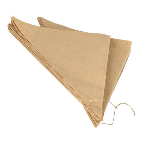 Una pila PAPSTAR 1000 coni, sostituto della pergamena, filtri da caffè in carta resistenti al grasso della PAPSTAR Le GmbH sono collegate da un filo e disposte su uno sfondo bianco.