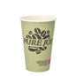 Un bicchiere di carta "Pure Joy" verde chiaro PAPSTAR GmbH (Ø 8 cm, alto 11,7 cm) con motivo di chicchi di caffè e una piccola etichetta rosso-bianca vicino al fondo, raffigurato in verticale su sfondo bianco. La confezione contiene 20 tazze.