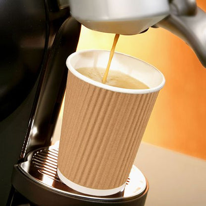 Un bicchiere di carta Ripple Wall PAPSTAR GmbH (Ø 9 cm, 13,7 cm di altezza) viene riempito di caffè mentre è posizionato su una macchina da caffè.