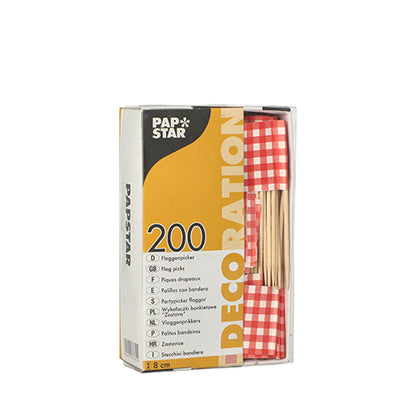 Eine Box mit 200 PAPSTAR 8 cm Deko-Pickern der PAPSTAR GmbH mit rot-weiß karierten Flaggenpicks für Catering oder Fingerfood wird in einer mit „DECORATION“ beschrifteten Box mit Frontfenster zur besseren Sichtbarkeit geliefert.