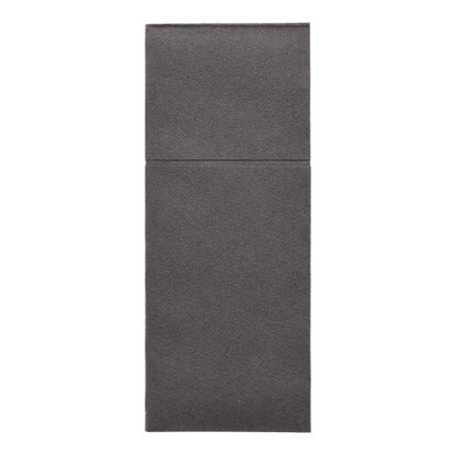 Le tasche per posate Starpak 100, Airlaid 40×48 cm con piega per posate, sono un tappetino rettangolare grigio scuro strutturato, diviso da una linea orizzontale e rappresentato piatto su sfondo bianco - ideale per una decorazione da tavola moderna.