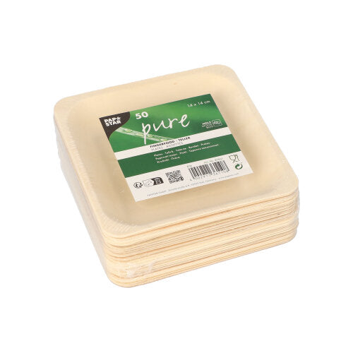 Una pila di 50 piatti di finger food quadrati e chiari in legno "pure" con bordi arrotondati di PAPSTAR. Il piatto superiore porta un'etichetta verde-bianca con informazioni sul prodotto, tra cui "pure" e "freshwood-Teller". Marca: PAPSTAR GmbH.