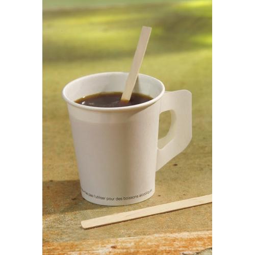 Un bicchiere di carta bianco con una bevanda scura e un PAPSTAR bastoncino di legno "pure" (11 cm, ecologico e stabile) della PAPSTAR GmbH all'interno e un altro accanto mostrano opzioni ecologiche per la pausa caffè.