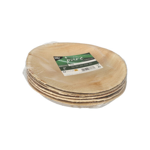 Una pila di PAPSTAR 6 piatti rotondi, foglia di palma „pure“ di PAPSTAR GmbH, marrone chiaro con aspetto naturale del legno, confezionati in un involucro di plastica con etichetta del prodotto - ideali come stoviglie ecologiche per ogni occasione.