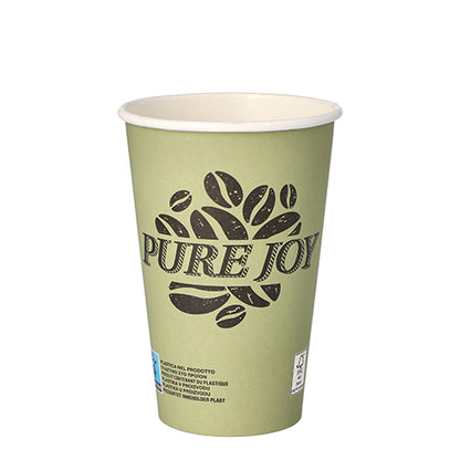 Un bicchiere verde PAPSTAR 50 da 0,3 l della PAPSTAR GmbH porta sulla parte anteriore la scritta "PURE JOY" e illustrazioni di chicchi di caffè, mentre sul fondo ci sono piccole etichette blu-bianche. Lo sfondo è bianco.