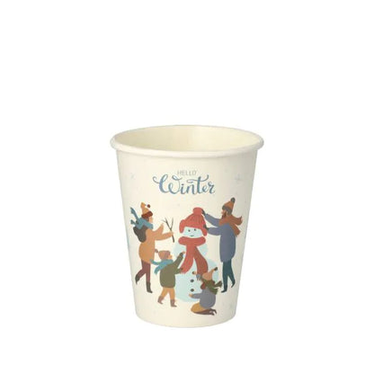 Bicchiere di carta bianco PAPSTAR GmbH 0,2 l dal set di 50 bicchieri con persone vestite invernali intorno a un pupazzo di neve e la scritta "Hello Winter" - ideale per servire bevande festive e stagionali.