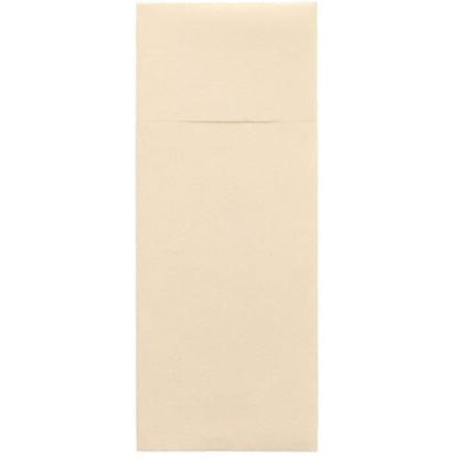 Su uno sfondo bianco si trova una busta chiusa color beige chiaro Starpak 100 per posate, Airlaid 40 x 33 cm con piega per posate, il bordo della linguetta rettangolare è appena visibile in alto.