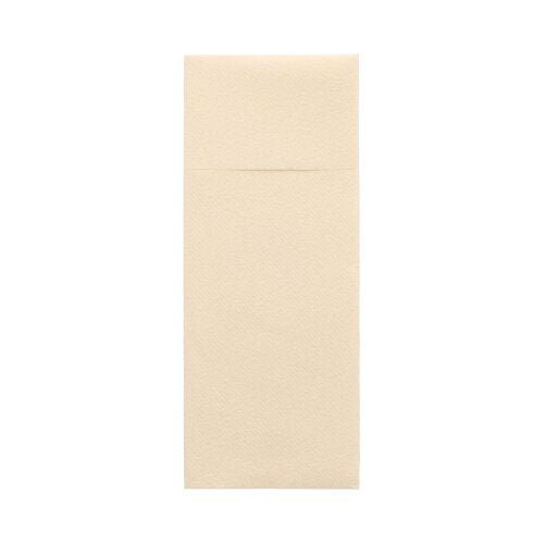Una busta rettangolare color beige Starpak 100 per posate Airlaid (40 x 33 cm con piega per posate), fotografata su uno sfondo bianco, simile a quelle utilizzate elegantemente nei ristoranti.
