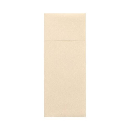 Una busta rettangolare color beige Starpak 100 per posate Airlaid (40 x 33 cm con piega per posate), fotografata su uno sfondo bianco, simile a quelle utilizzate elegantemente nei ristoranti.